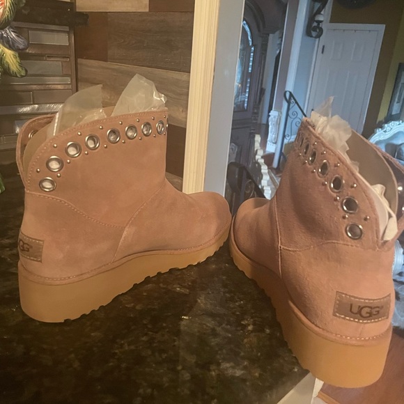 Ugg medallion short boot. Brand new. Size 8 - Picture 7 of 7